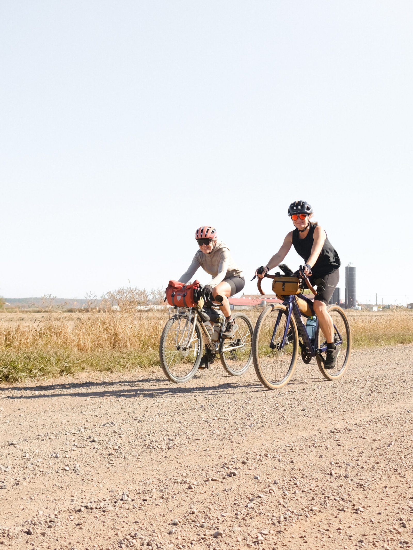 Groupe de membres des Fines Garnottes avec leurs vélos de gravel chargés pour un séjour de bikepacking en Estrie