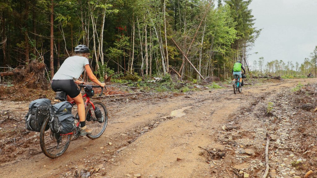 Bikepacking dans des terrains boueux dans la réserve Faunique Mastigouche, terrains techniques et challengeant pour nos membres