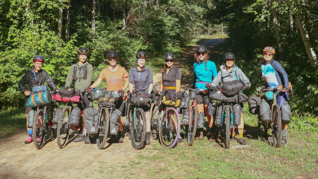 Collectif cycliste inclusif Les Fines Garnottes au départ d'une sortie de gravel en région au Québec